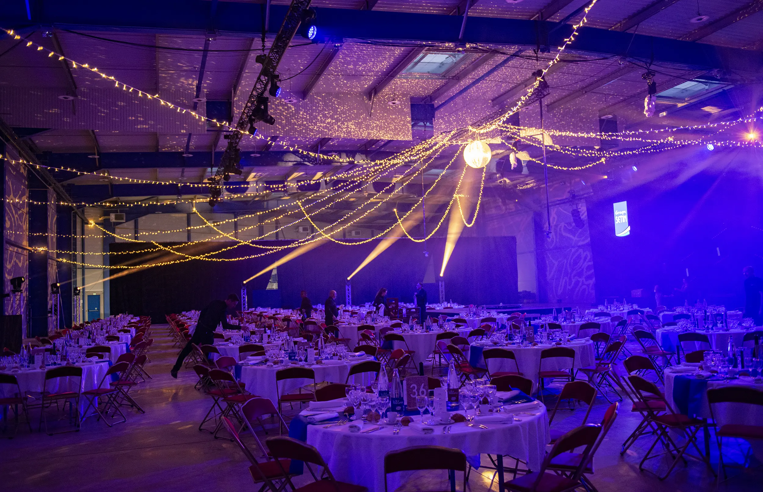Décorations lumineuses et tables sur le thème du cirque pour l'événement Setin organisé en Normandie.