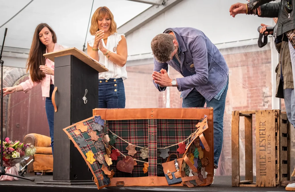 Sac géant Paul Marius dans un château mis en lumière et sonorisé par le Groupe Silam.