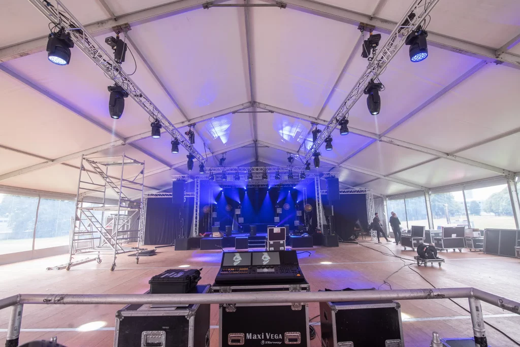 Scène et technique pour le Team Building Paul Marius dans un château mis en lumière et sonorisé par le Groupe Silam.