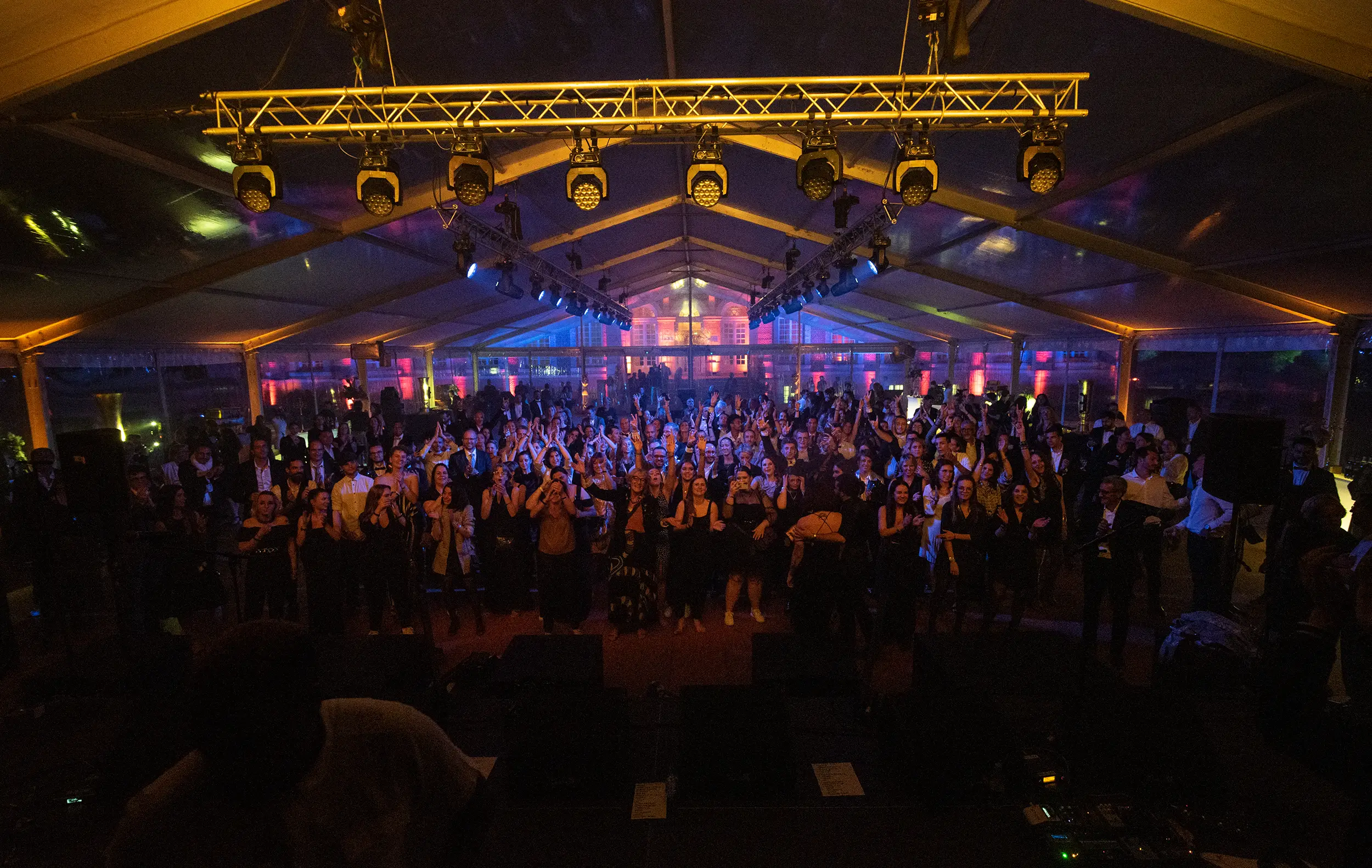 Concert pour le Team Building en Normandie Paul Marius dans un château mis en lumière et sonorisé par le Groupe Silam.