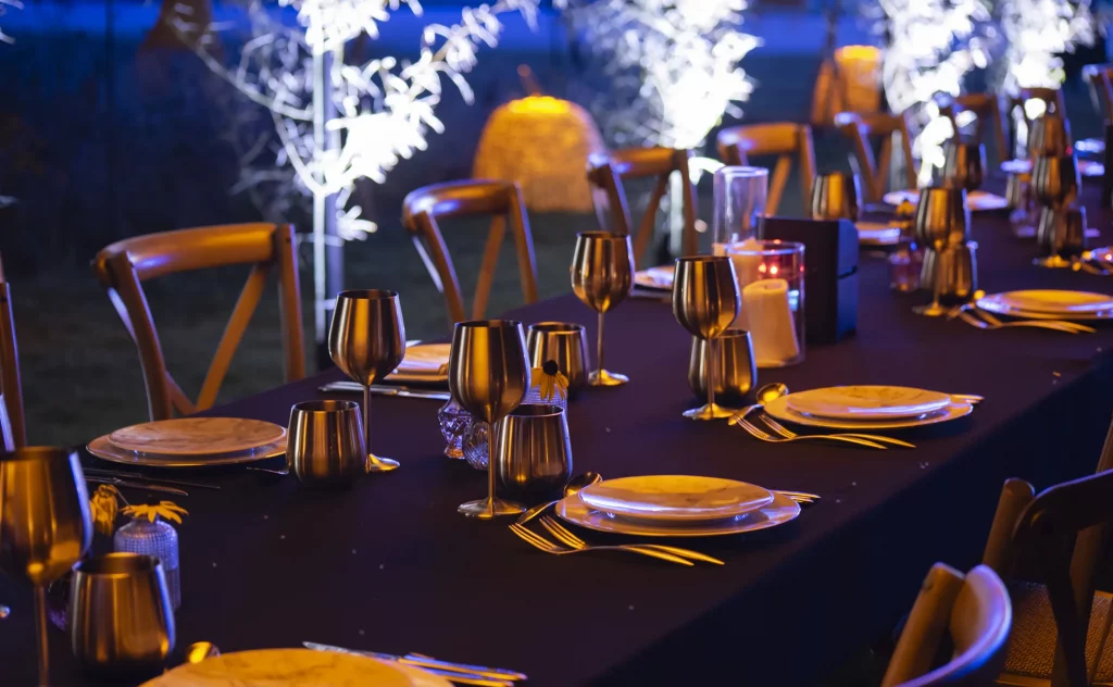 Table de fête pour un repas dans les jardins d'un château lors d'un événement organisé par le Groupe Silam.