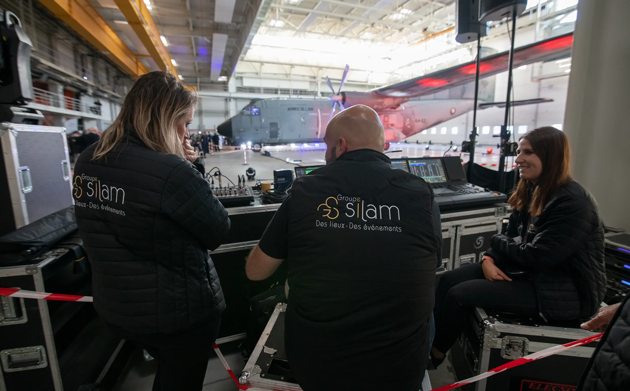 Techniciens lors de l'événement organisé par le Groupe Silam pour le départ en retraite d'un avion à la base 105.