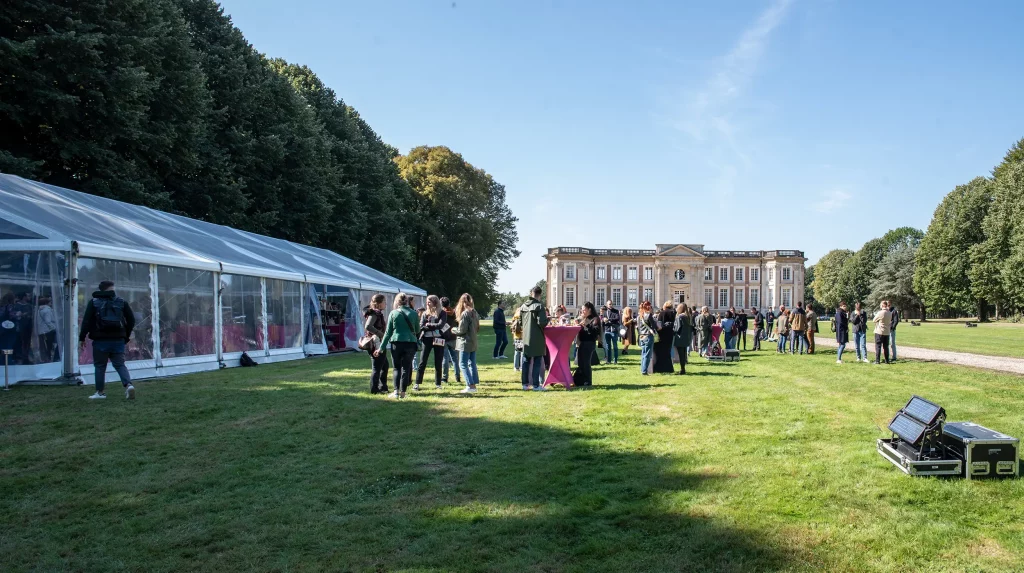 Cocktail pour le séminaire en Normandie Paul Marius dans un château mis en lumière et sonorisé par le Groupe Silam.