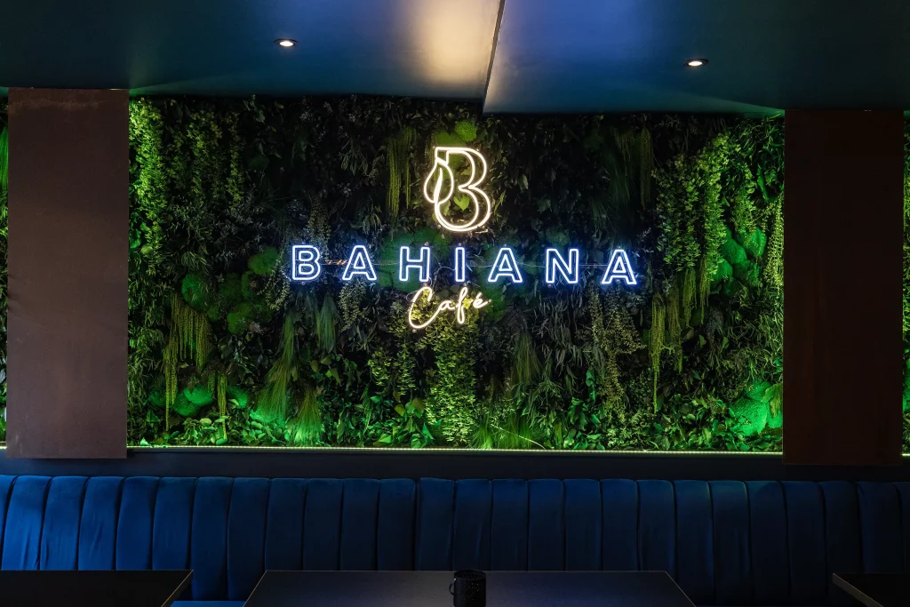 Mur végétal du Bahiana Café. C'est un bar restaurant à Paris aménagé en son et lumière par le Groupe Silam.