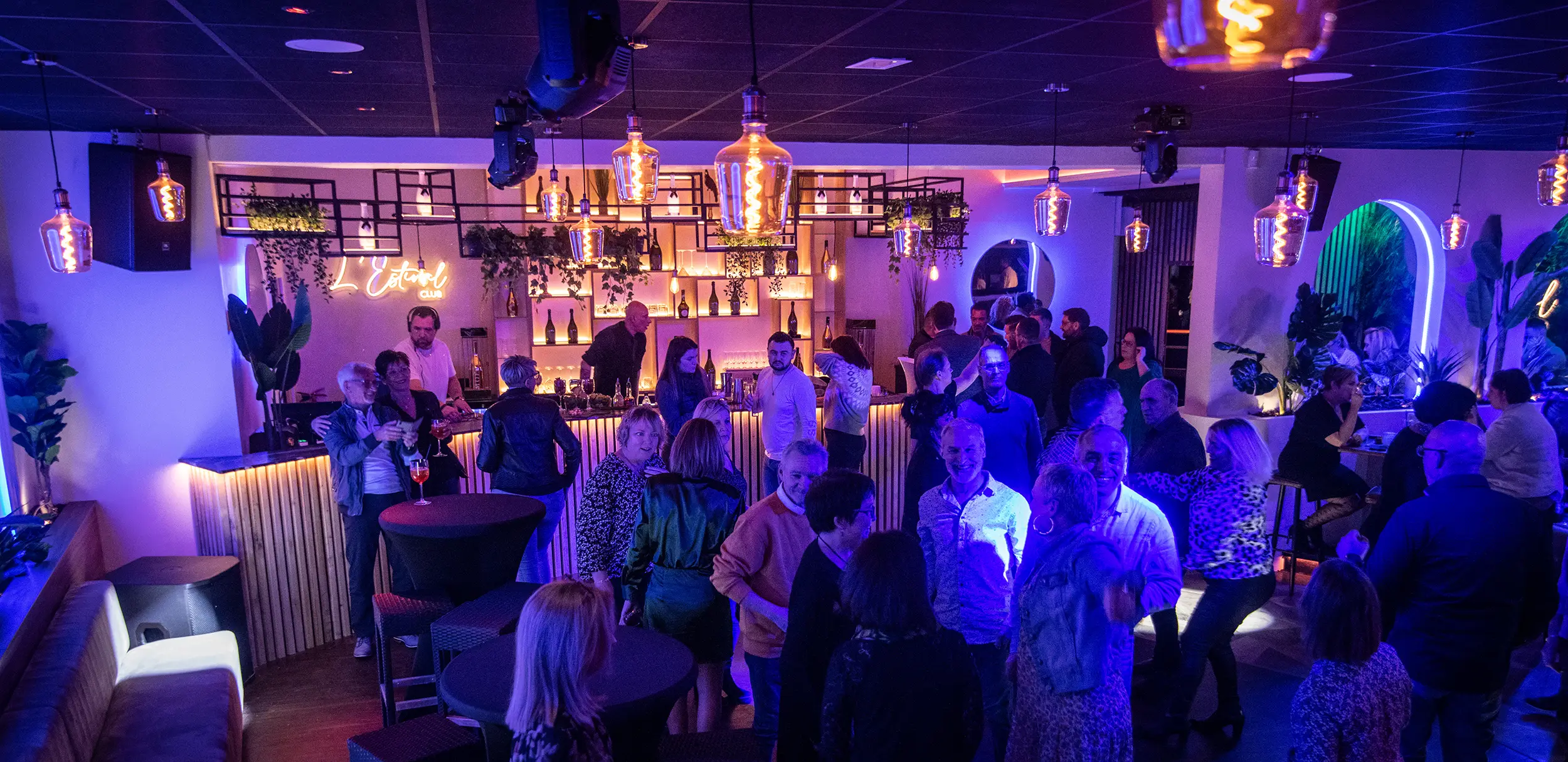 Salle dansante de l'Estival club. C'est un restaurant et bar en Seine-Maritime aménagé en son et lumière par le Groupe Silam.