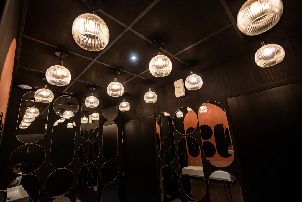 Lumières et miroirs du Pintxos. C'est un bar restaurant à Rouen aménagé par le Groupe Silam.