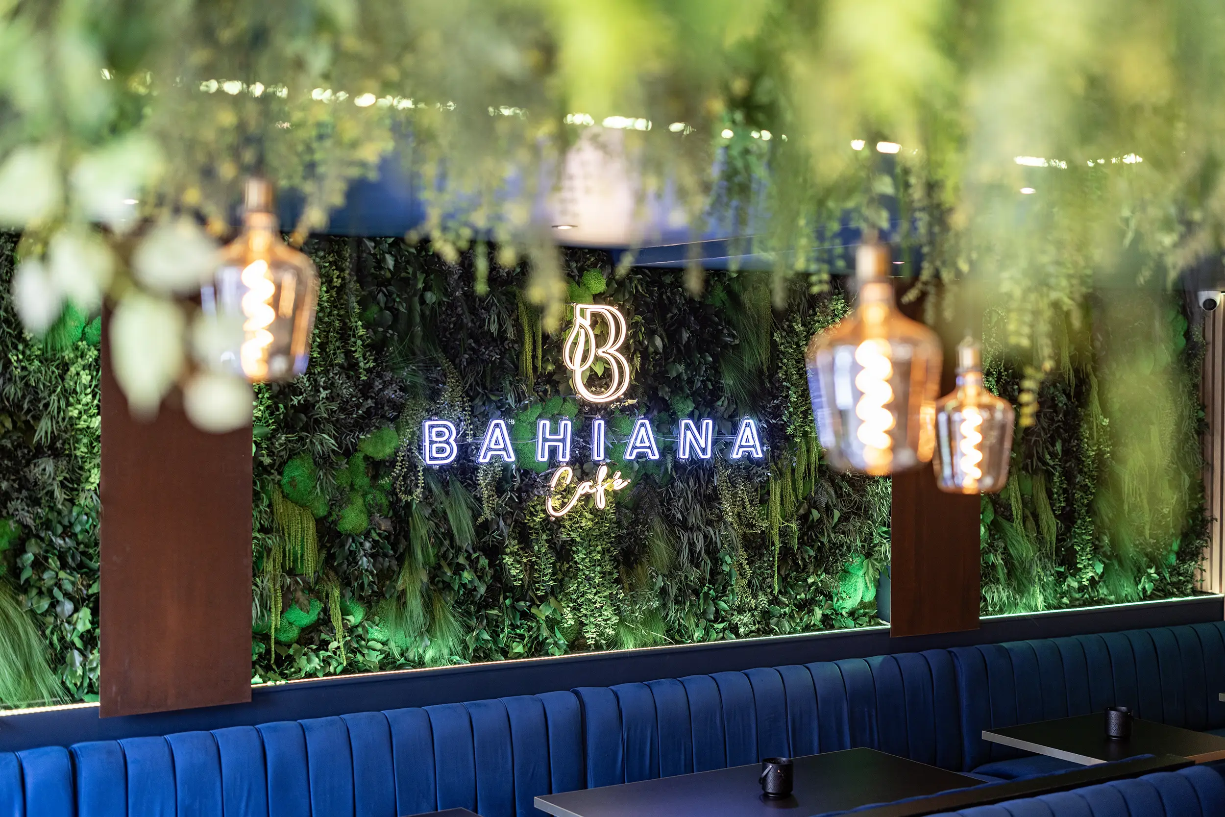 Mur et plafond végétal du Bahiana Café. C'est un bar restaurant à Paris aménagé en son et lumière par le Groupe Silam.
