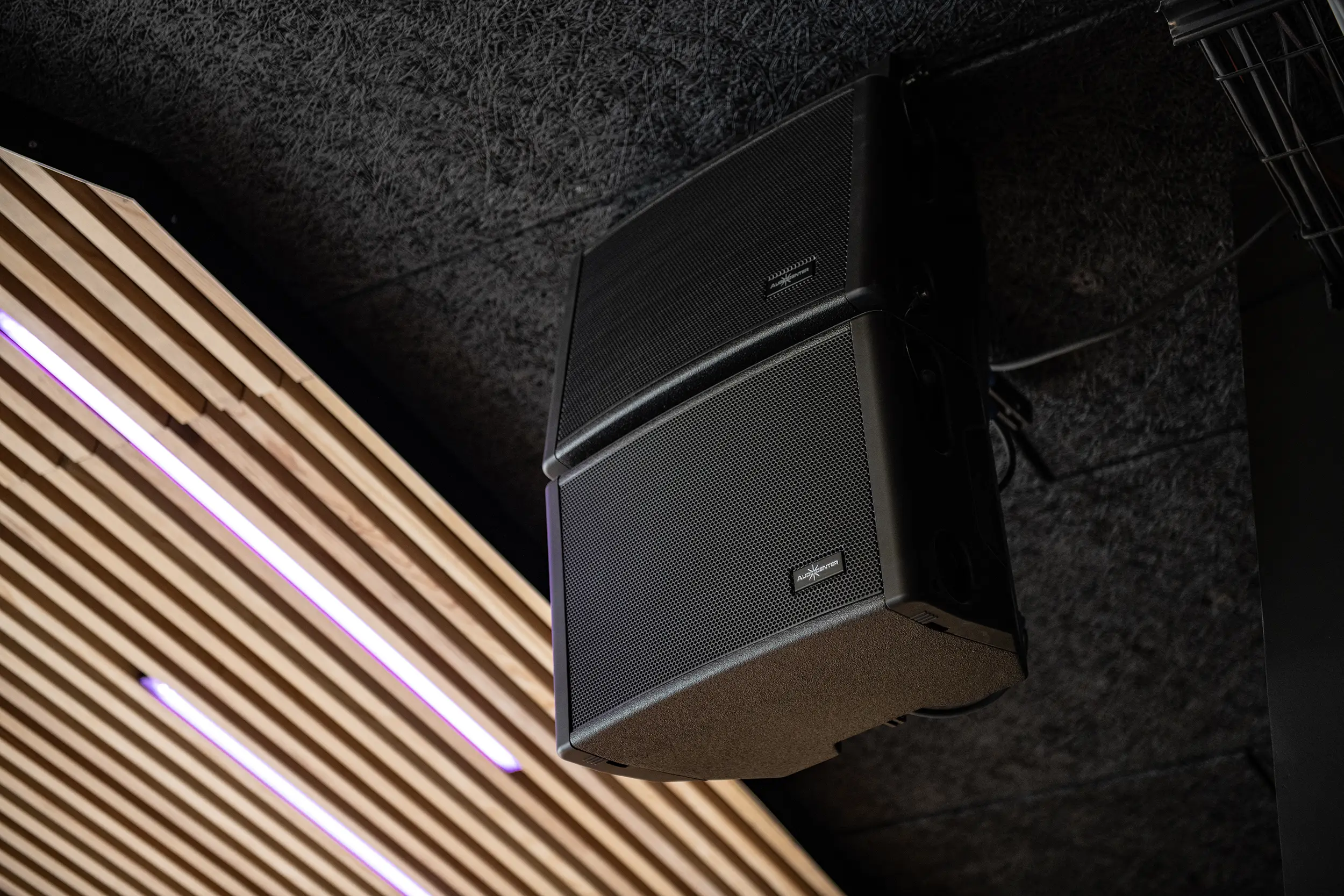 Enceinte Audiocenter au plafond du Pintxos. C'est un bar restaurant à Rouen aménagé en son et lumière par le Groupe Silam.