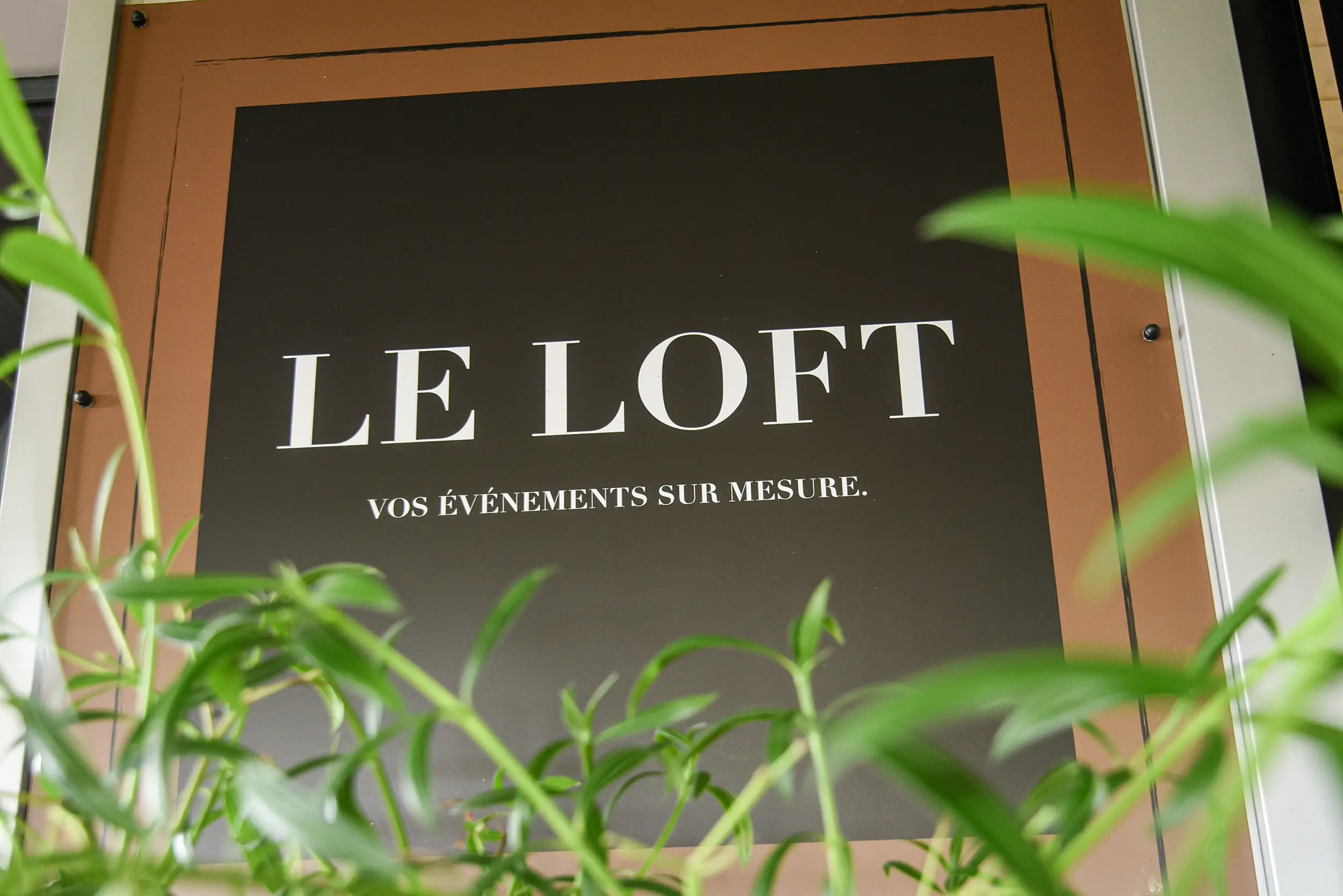 Logo à l'entrée du Loft. C'est une salle de réception en Seine-Maritime aménagé en son et lumière par le Groupe Silam.