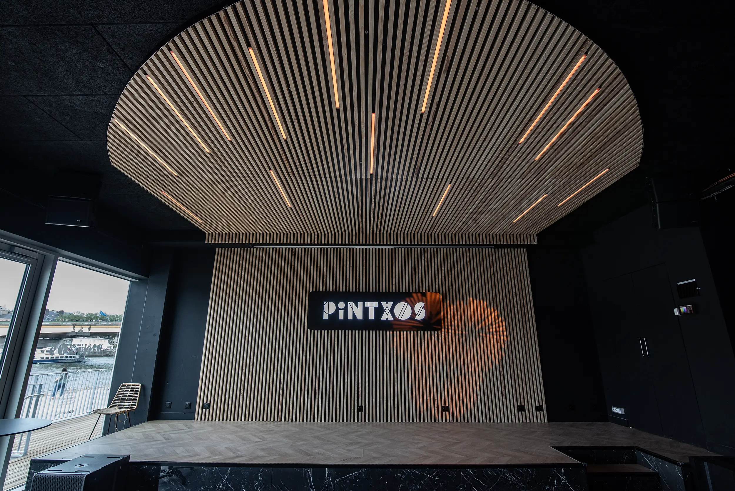 Leds et murs en bois du Pintxos. C'est un bar restaurant à Rouen aménagé en son et lumière par le Groupe Silam.