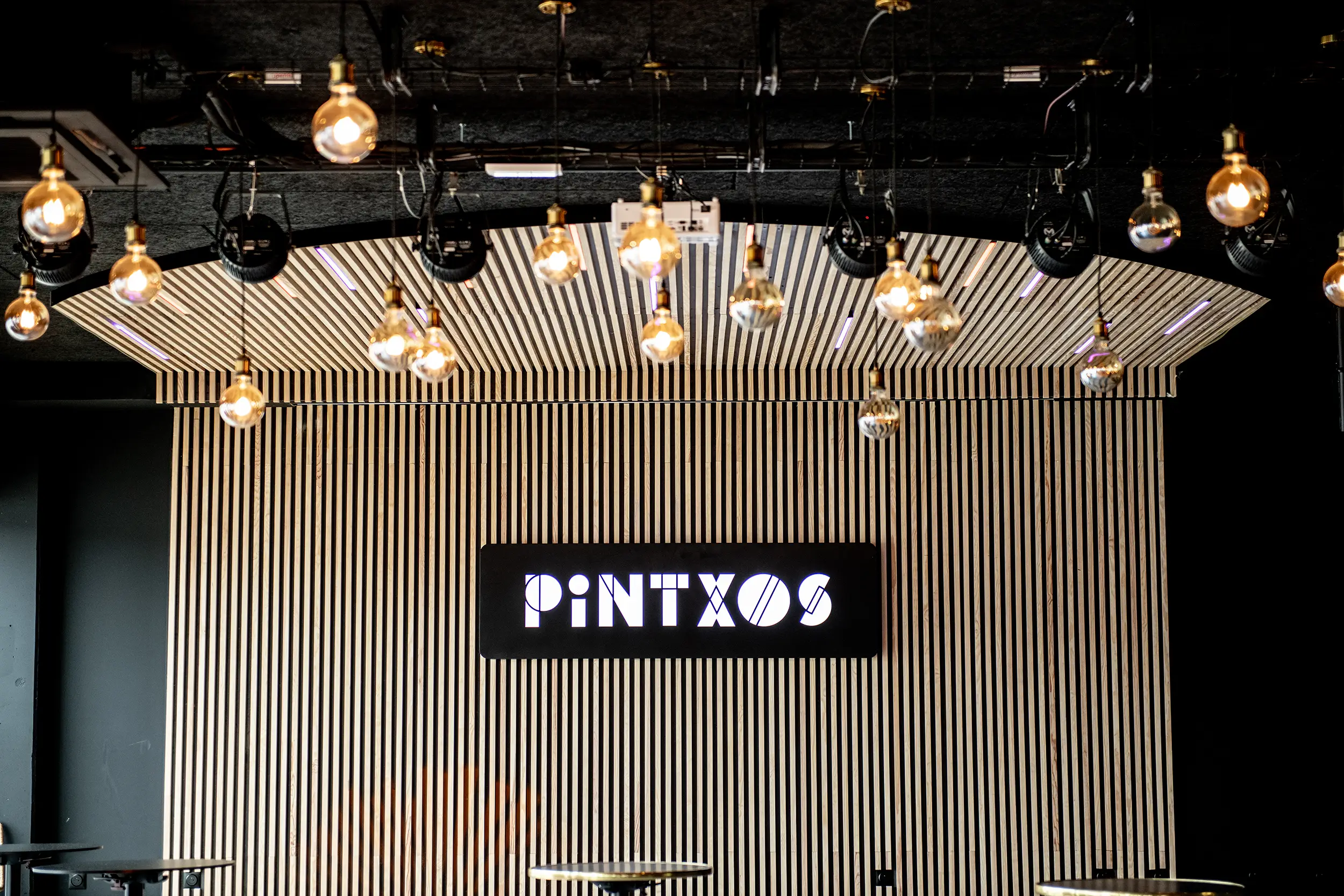Lumière, enseigne et murs du Pintxos. C'est un bar restaurant à Rouen aménagé en son et lumière par le Groupe Silam.