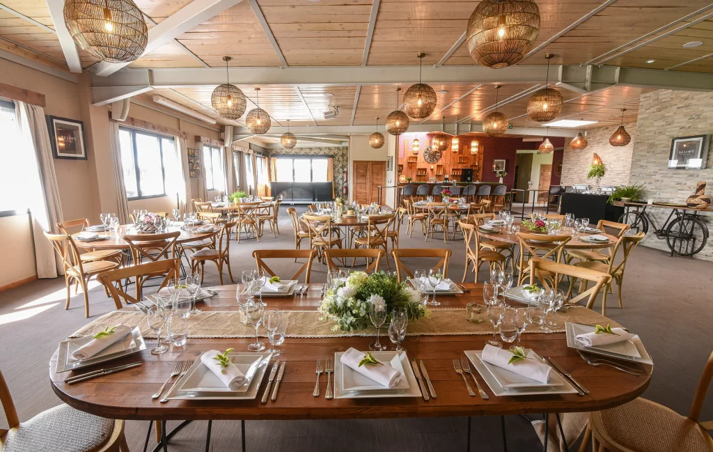 Tables et salle du Loft. C'est une salle de réception en Seine-Maritime aménagé en son et lumière par le Groupe Silam.