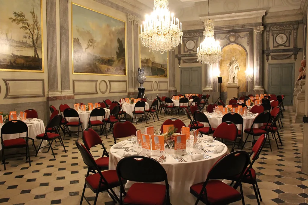 Salle avec lustres et tableaux d'un musée normand à Rouen pour vos dîners organisés par le Groupe Silam.