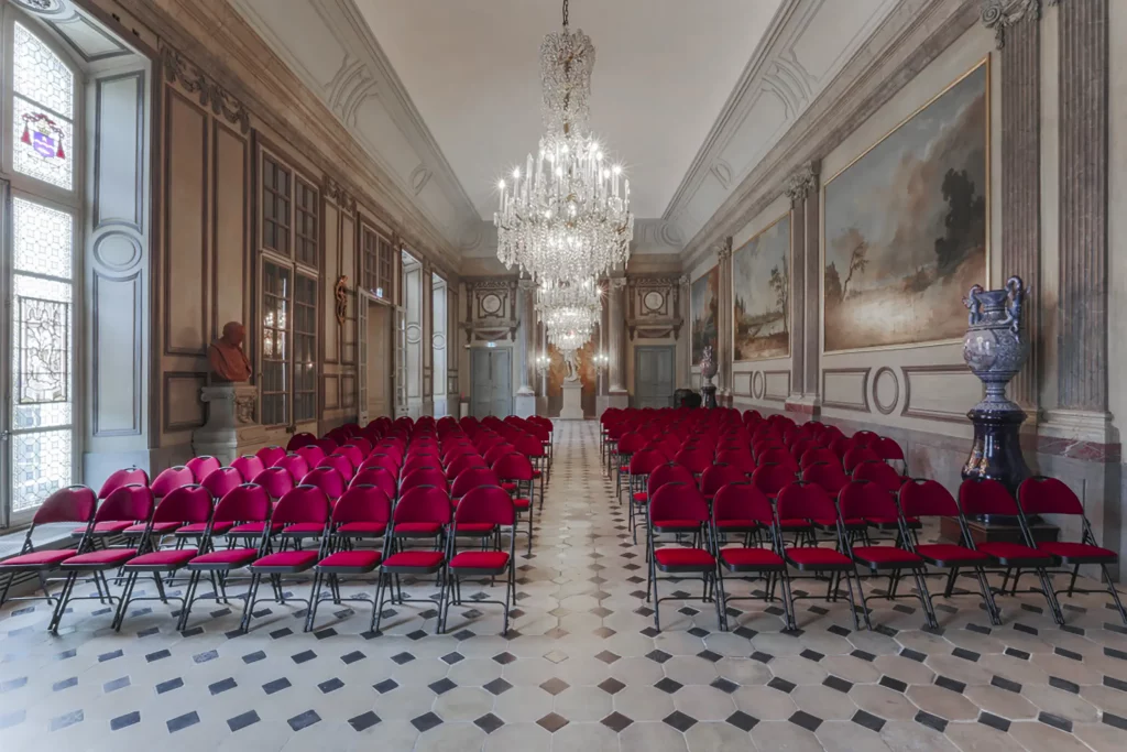 Salle avec lustres et tableaux d'un musée normand à Rouen pour vos réunions organisées par le Groupe Silam.