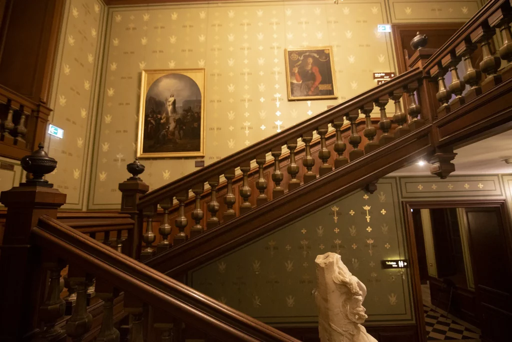 Escalier et tableaux d'un musée normand pour les événements du Groupe Silam.