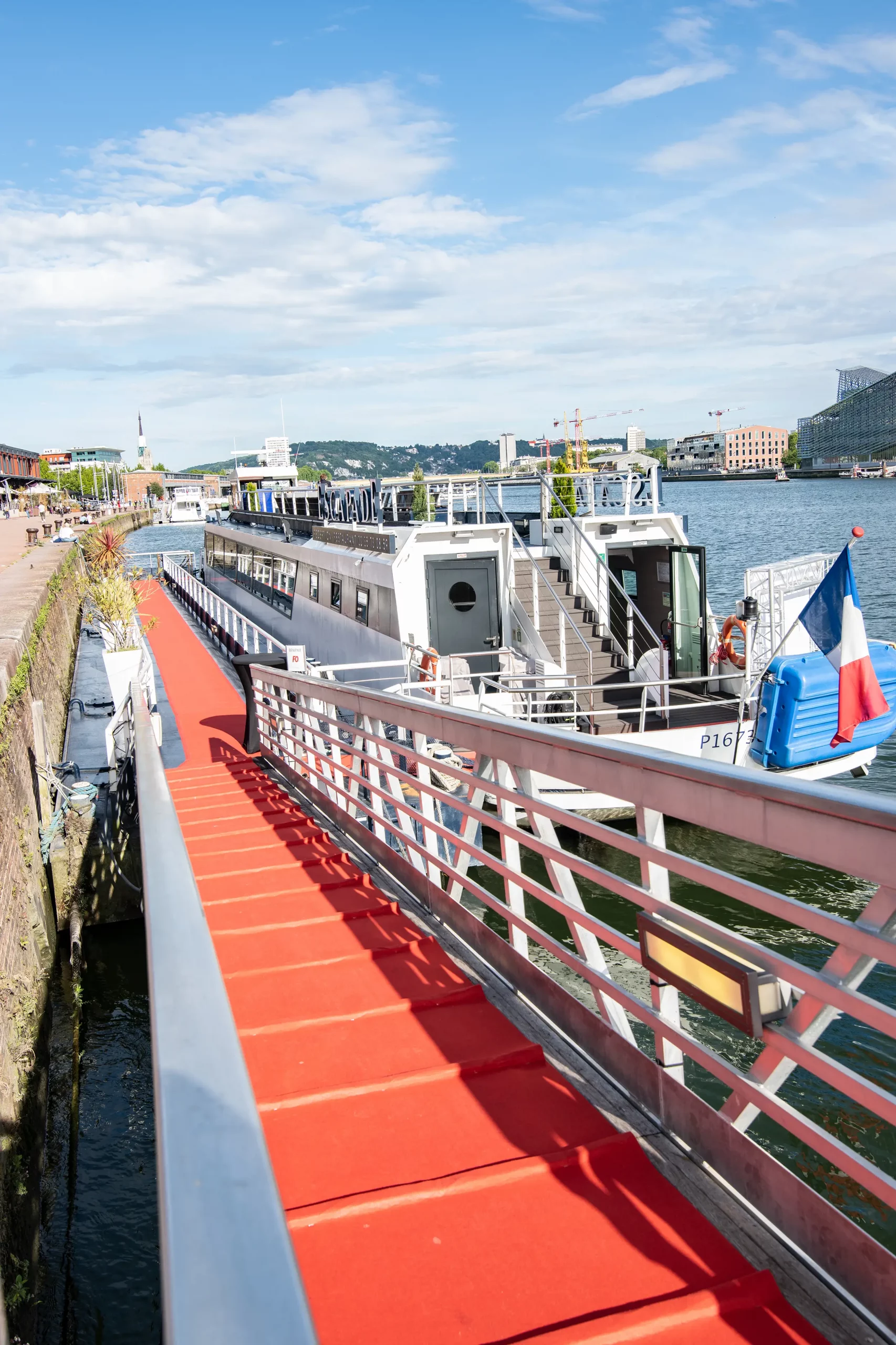 Embarquement sur le pont de la péniche sur la Seine pour les événements organisés par le Groupe Silam.