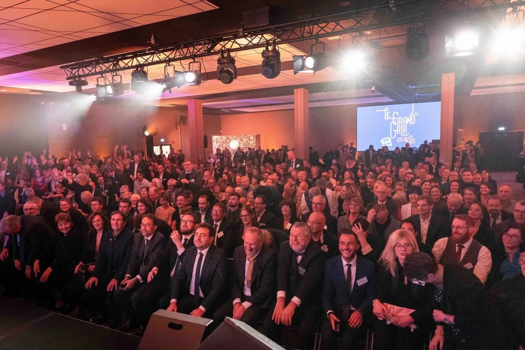 Public et éclairage d'une salle de réception normande référencée comme lieu partenaire du Groupe Silam.