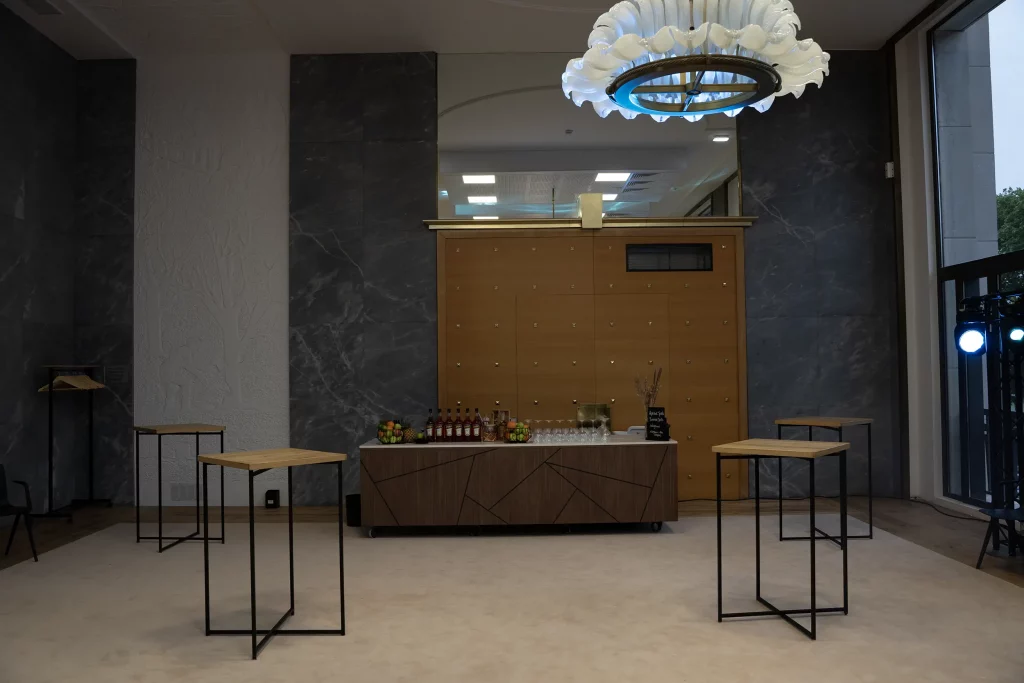 Buffet dans la salle des consuls du Novotel Rouen Centre Cathédrale partenaire du Groupe Silam.