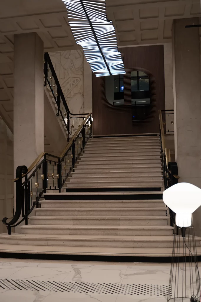 Escalier dans un hôtel rouennais partenaire du Groupe Silam.