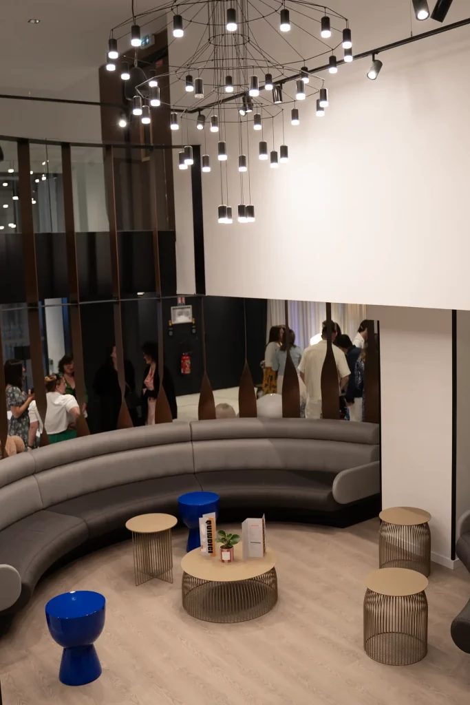 Salon d'entrée du Novotel Rouen Centre Cathédrale partenaire du Groupe Silam.