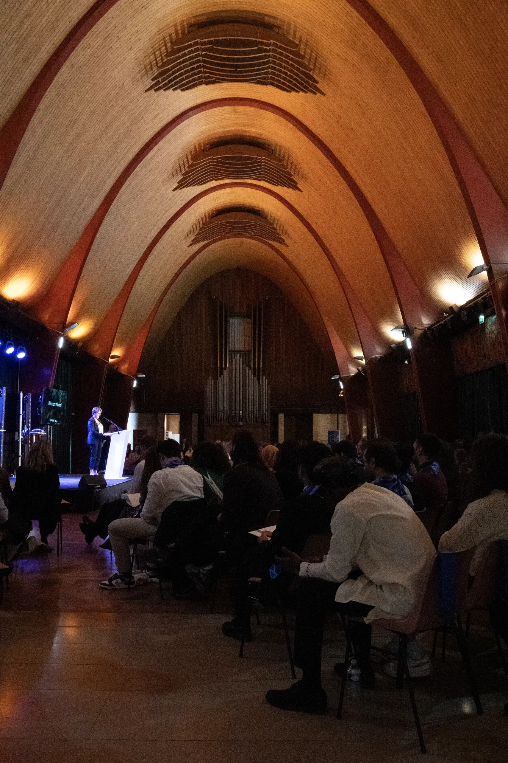 Arches dans la Halle aux Toiles de Rouen lors d'une remise de diplôme où le Groupe Silam s'est occupé de l'aménagement technique.