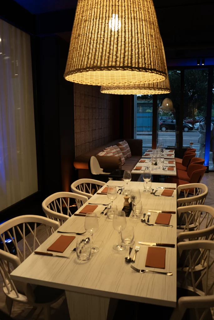 Tables de restaurant du Novotel Rouen Centre Cathédrale partenaire du Groupe Silam.