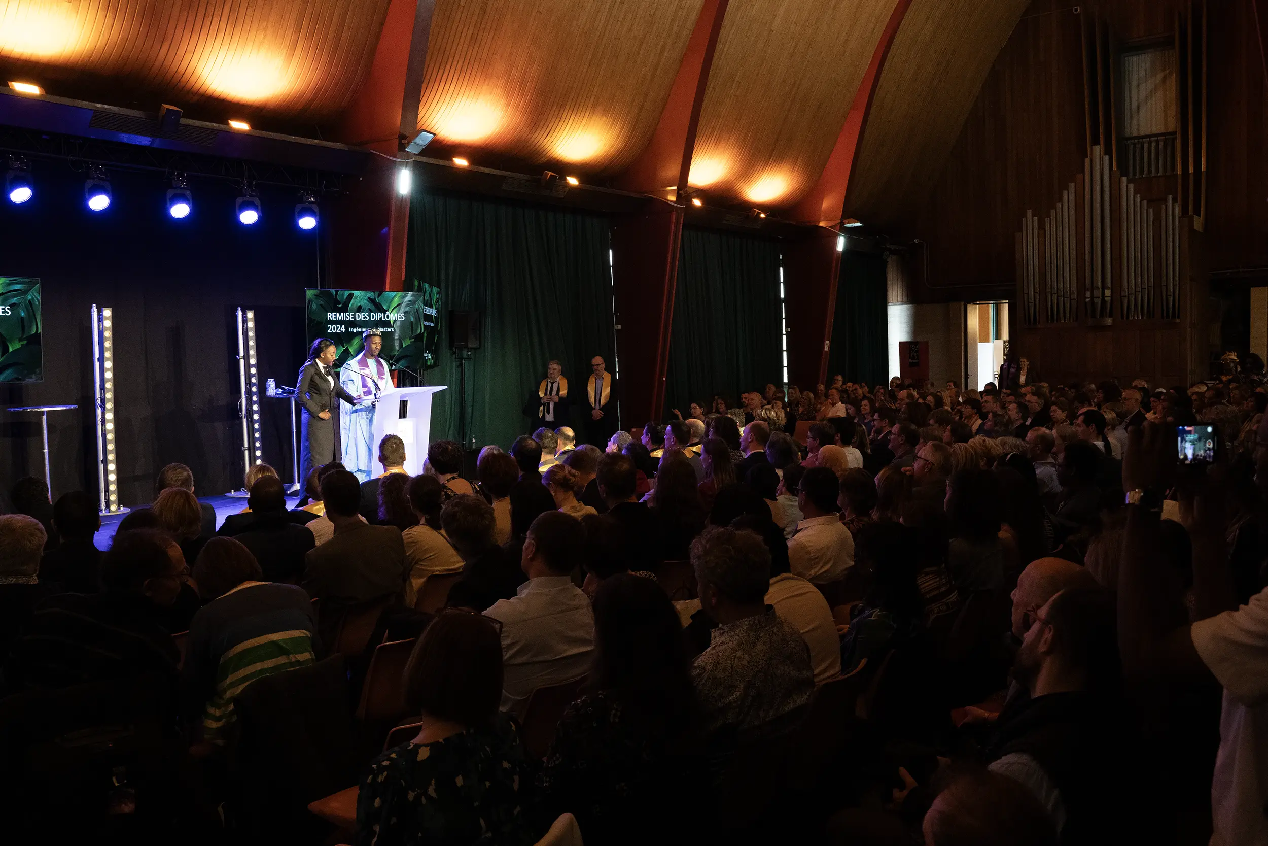 Discours dans la Halle aux Toiles de Rouen lors d'une remise de diplôme où le Groupe Silam s'est occupé de l'aménagement technique.