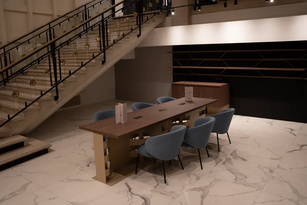 Table de réunion du Novotel Rouen Centre Cathédrale partenaire du Groupe Silam.