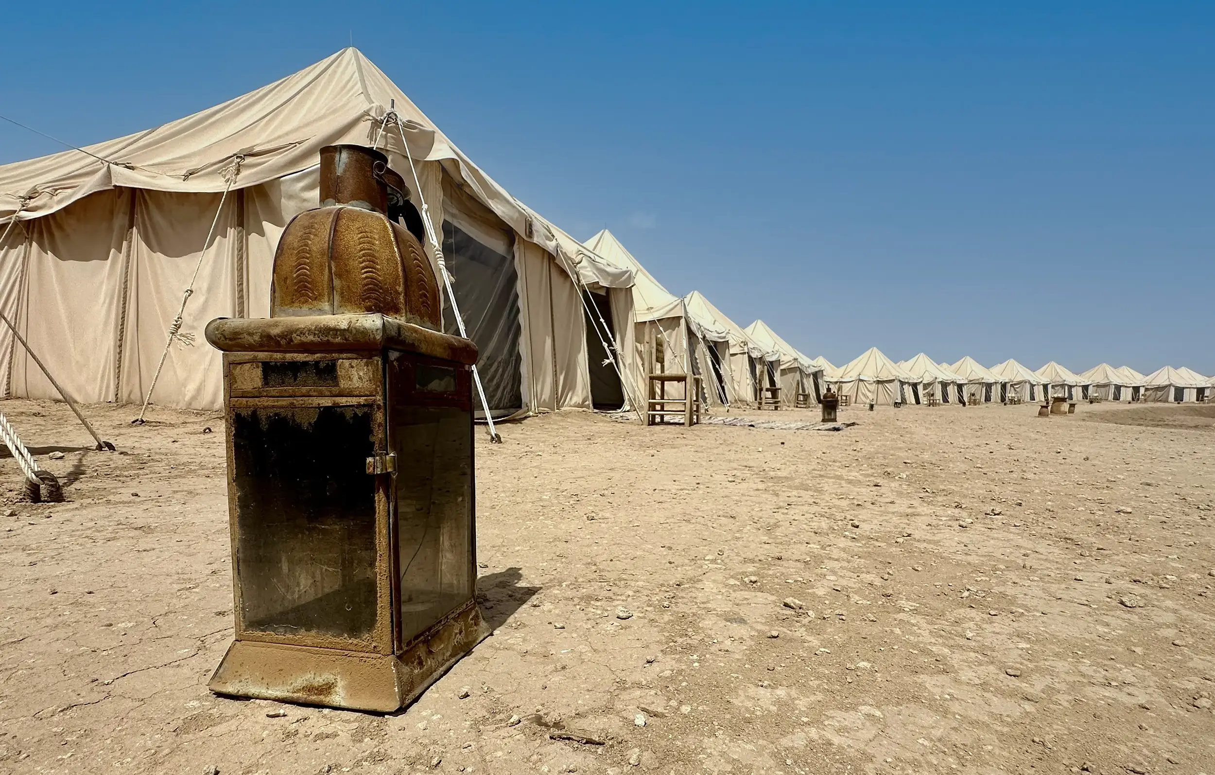 Tentes dans le désert marocain lors d'un événement organisé par le Groupe Silam.