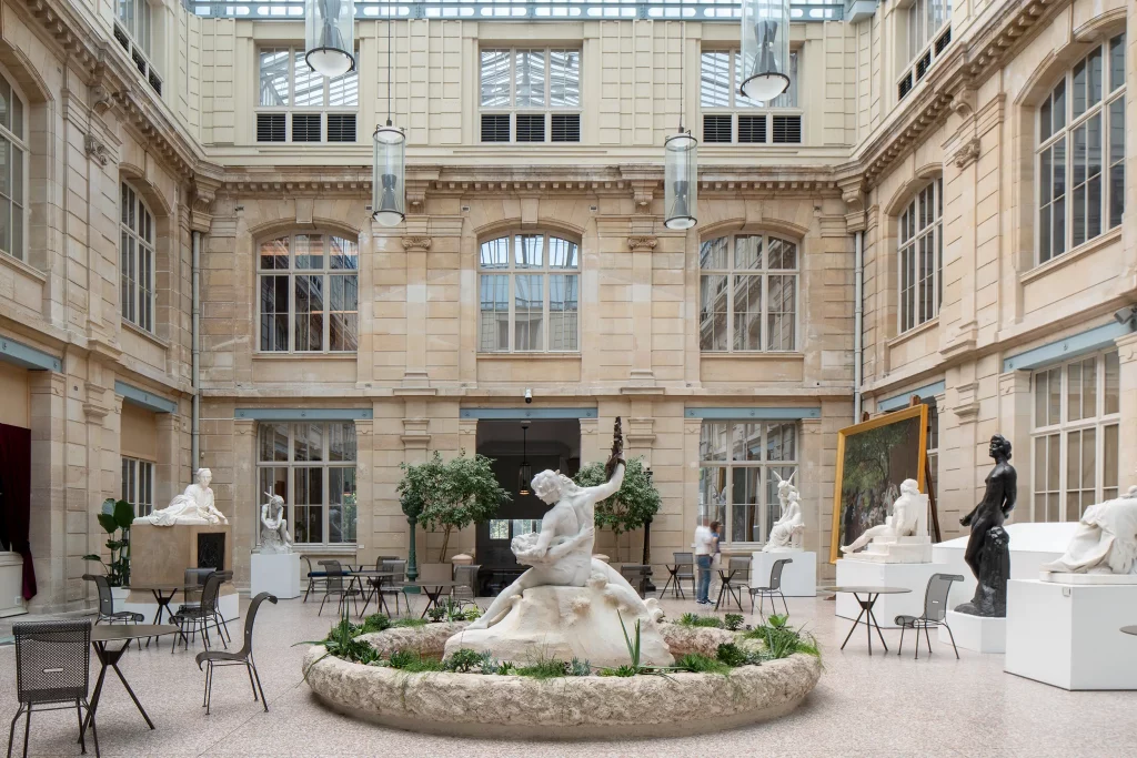 Statue dans une verrière partenaire du Groupe Silam.
