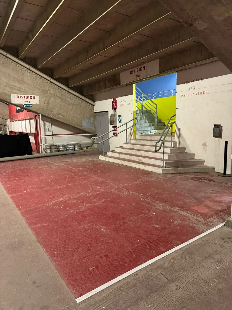 Accueil du stade Diochon avant l'aménagement de l'accueil par le Groupe Silam.