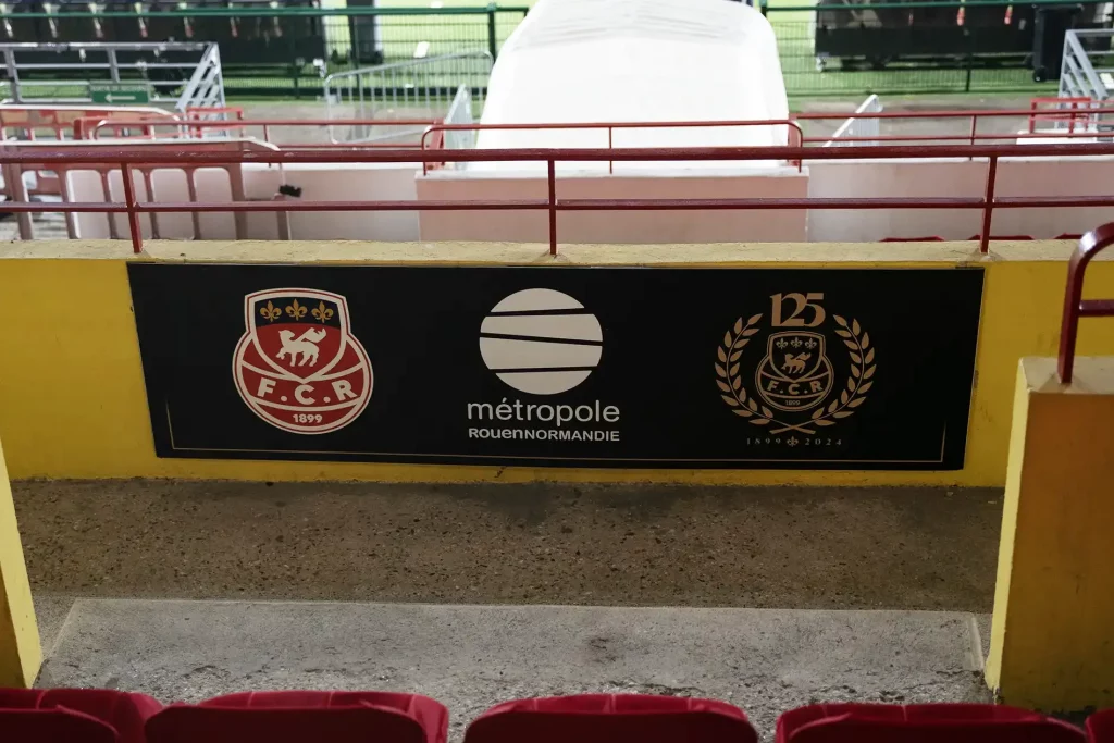 Un panneau d'affichage personnalisé pour l'accueil football club Rouen réalisé par le Groupe Silam.