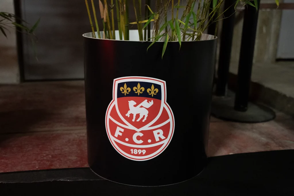 Un cache-pot personnalisé pour l'accueil football club Rouen réalisé par le Groupe Silam.