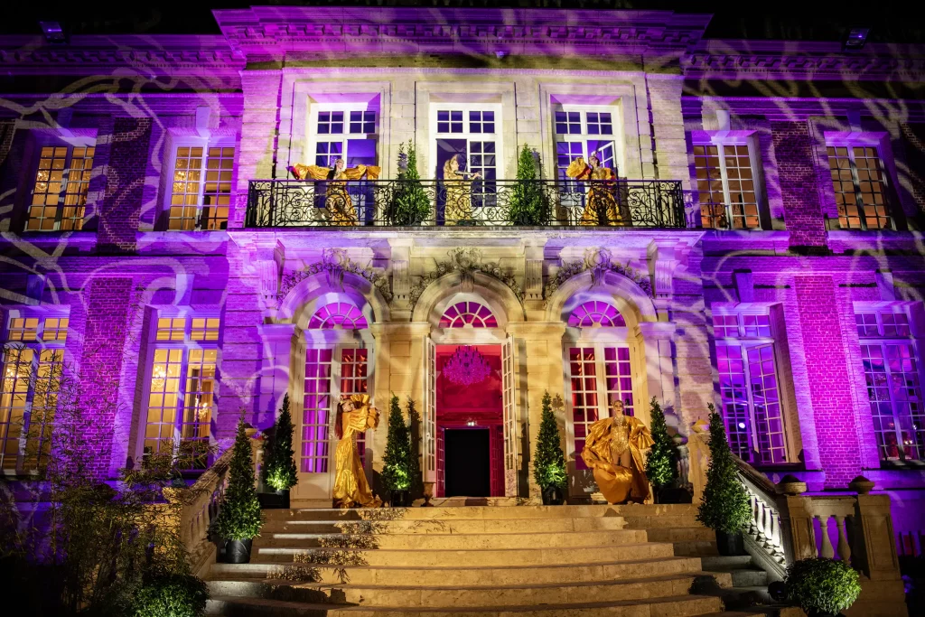 Façade de château et artistes pour un événement organisé par le Groupe Silam dans un château en Normandie.