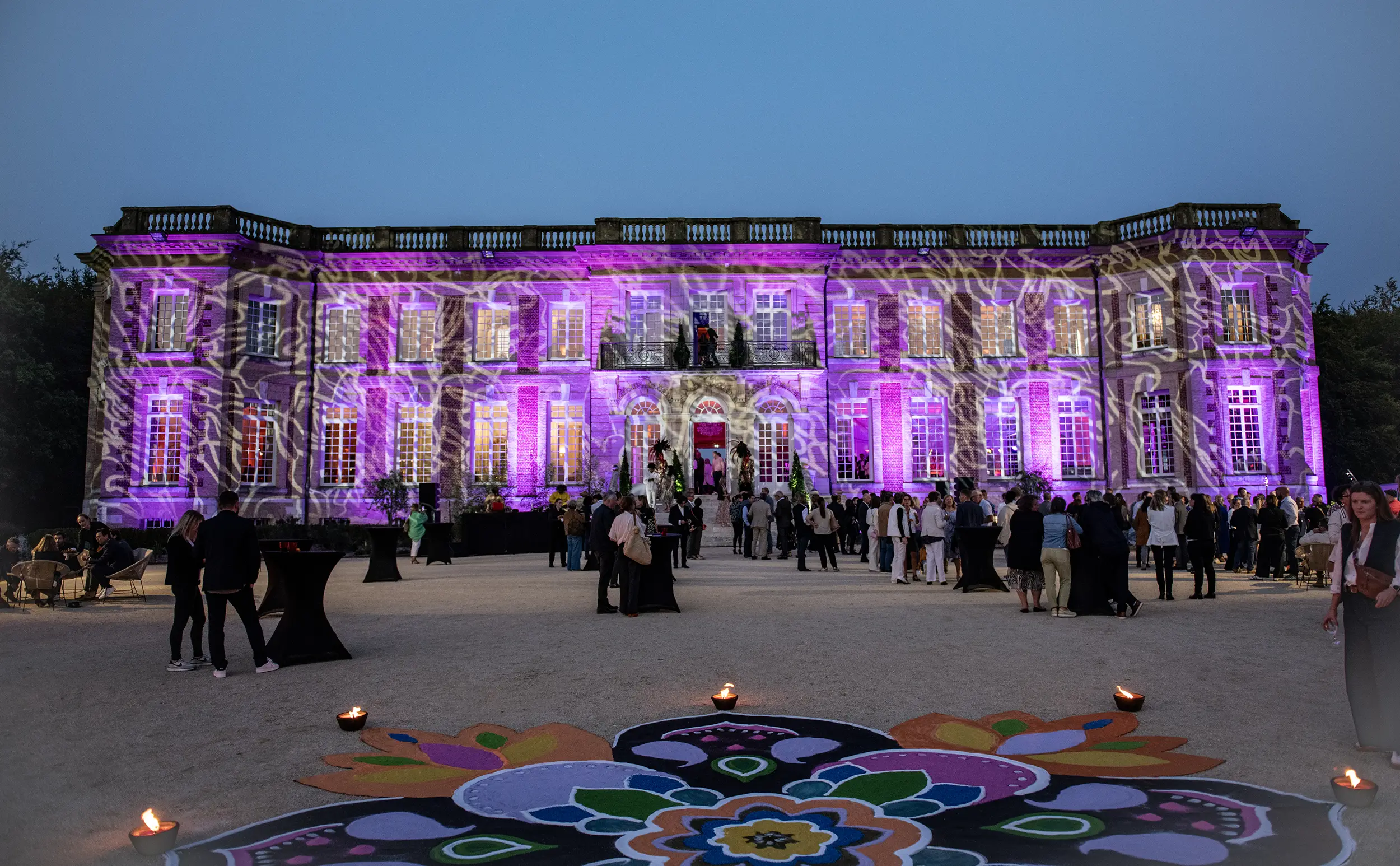 Façade de château illuminée par le Groupe Silam, agence événementielle en Seine-Maritime.