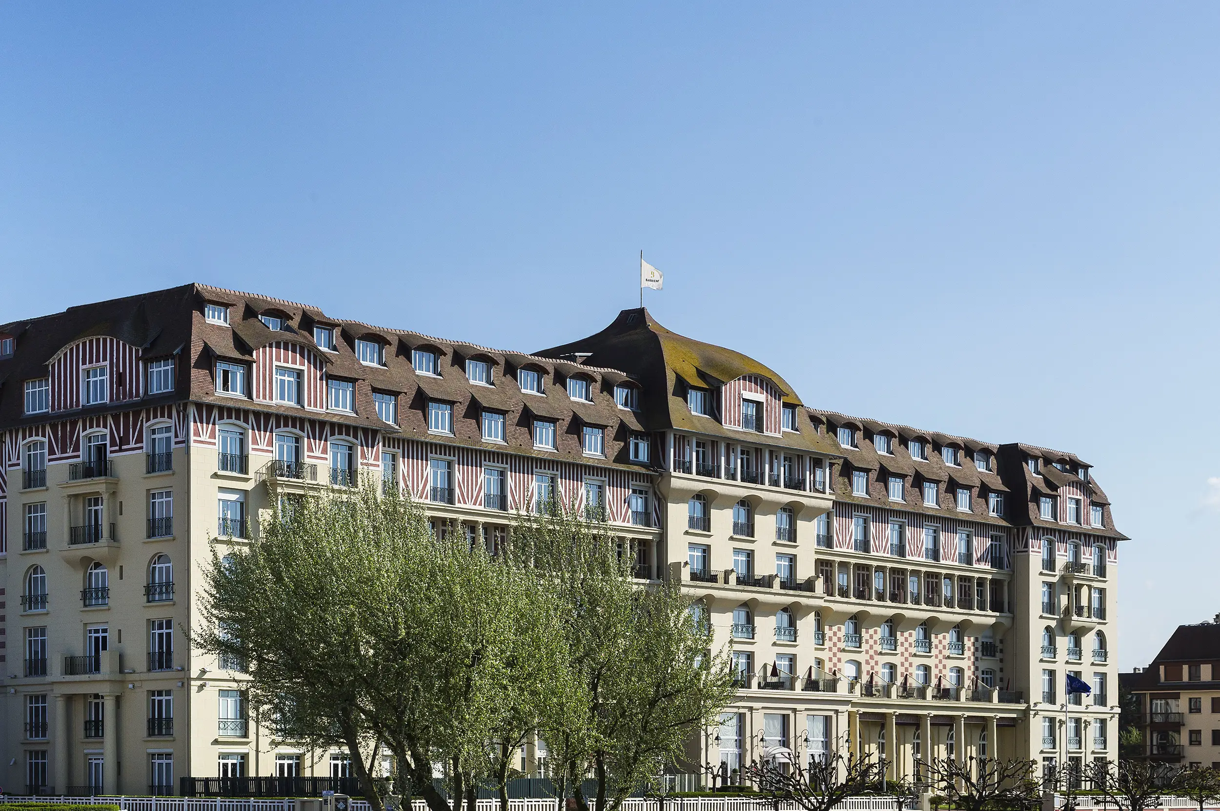 Façade de l'Hôtel le Royal Barrière pour vos événements organisés par le Groupe Silam.