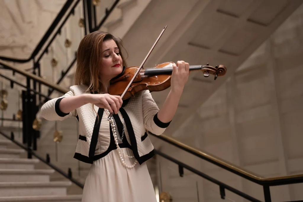 Violoniste lors de l'inauguration à Rouen de Quindici Trattoria organisé par une agence événementielle en Normandie.