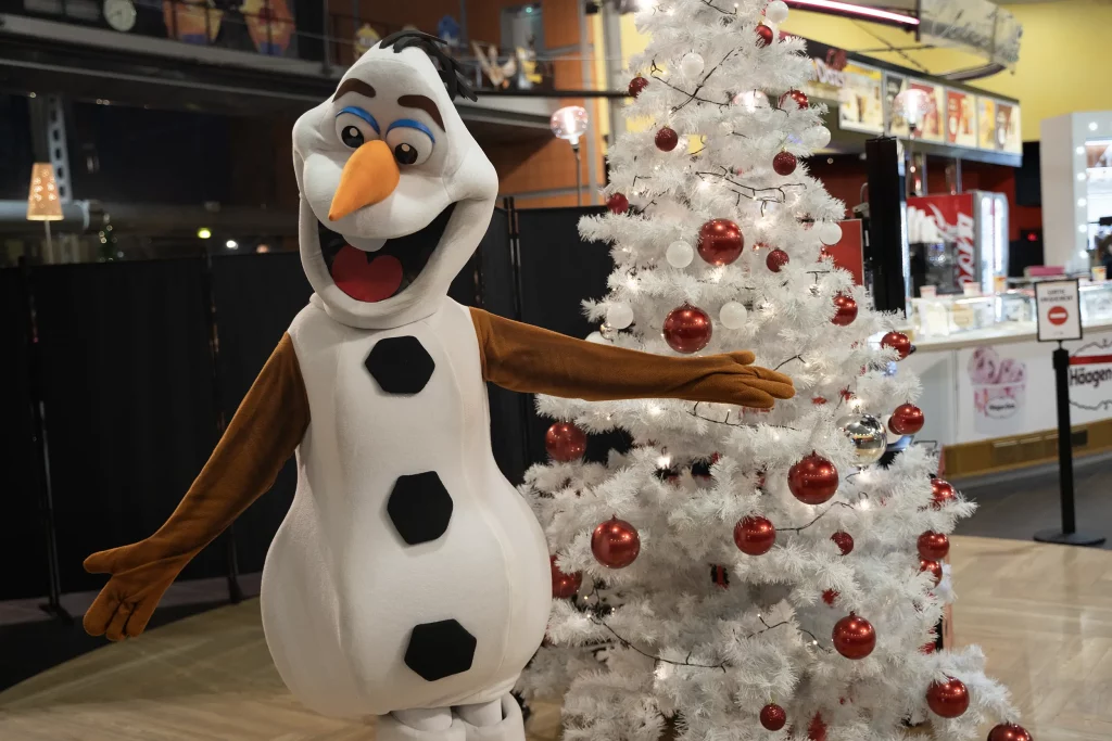 Mascotte dans un arbre de Noël organisé par le Groupe Silam à Rouen.
