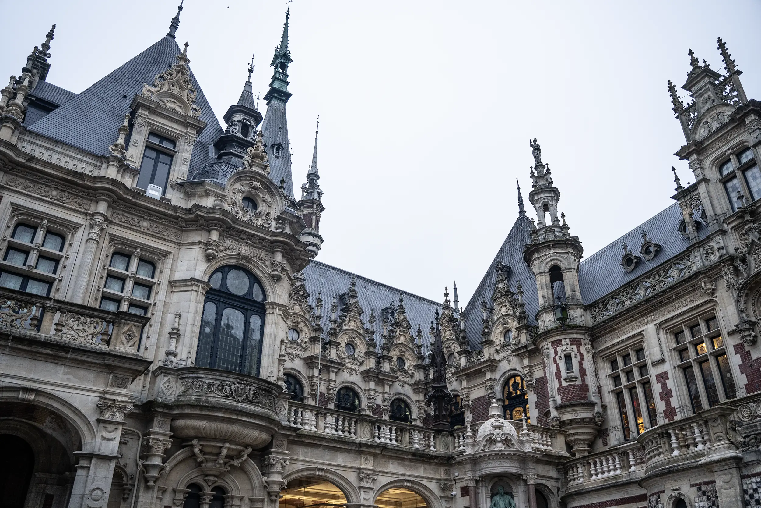 Façade extérieure du Palais Bénédictine de Fécamp.
