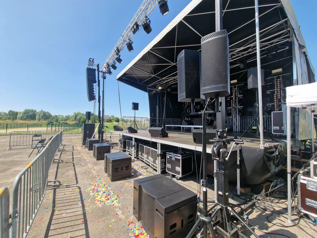 Sonorisation événementielle en Normandie pour une scène de concert par le Groupe Silam.