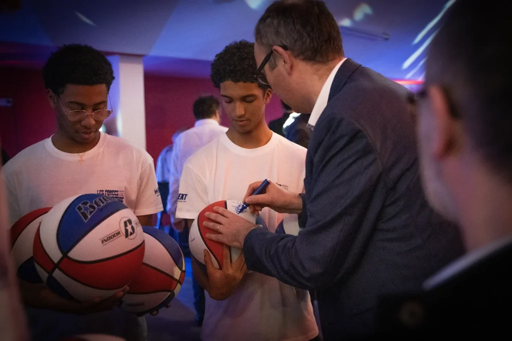 Joueur de basket lors des forces vives du territoire, un événement sublimé par le Groupe Silam.