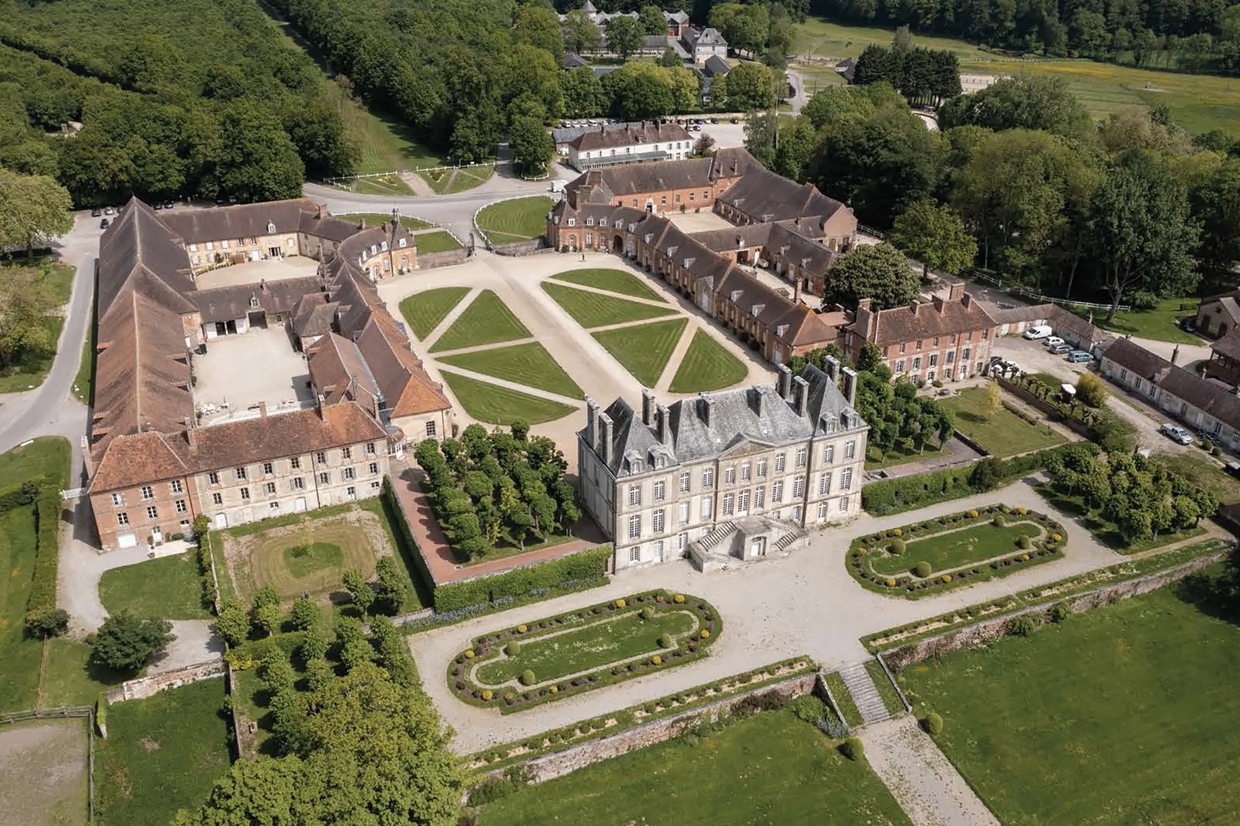 Vue des airs du haras du national du Pin, lieu référent du Groupe Silam.