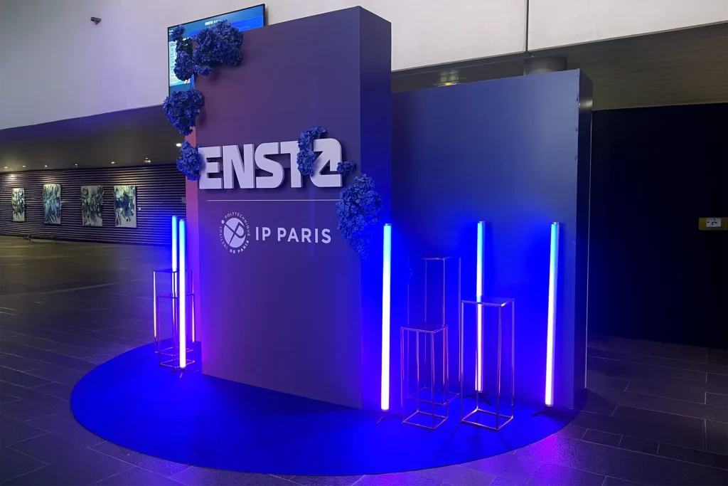 Photocall pour une remise des diplômes à Paris mise en lumière et aménagée par le Groupe Silam.