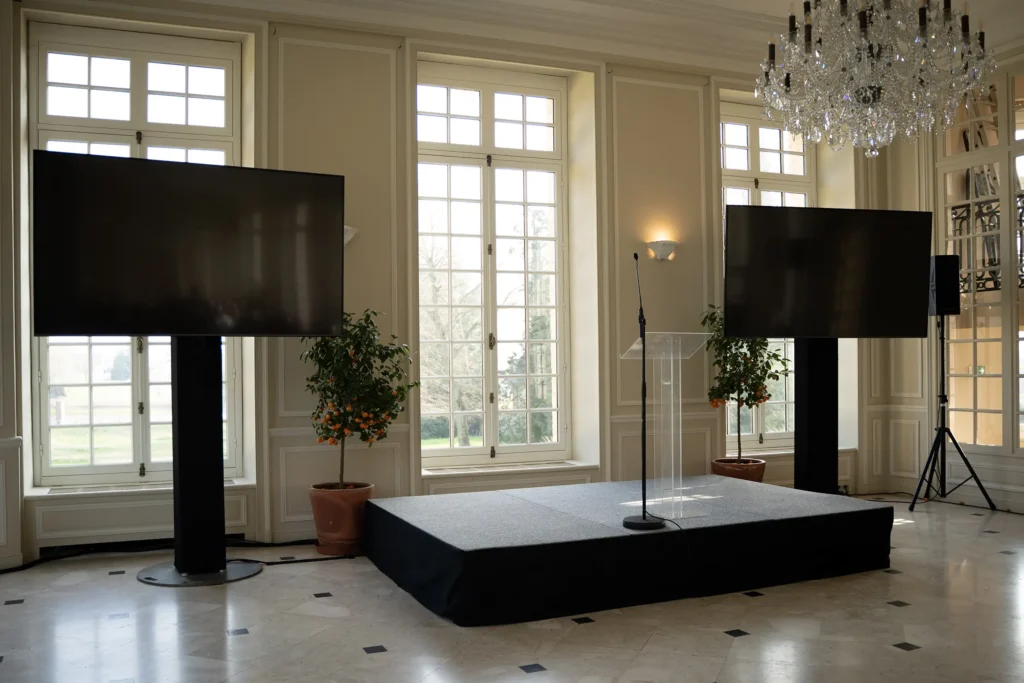 Scène au château de Belbeuf pour une conférence en Normandie organisée par le Groupe Silam.