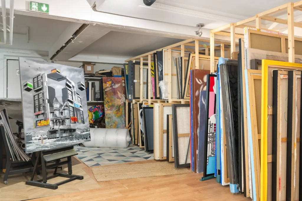Coulisses de la galerie outsiders à Rouen, lieu partenaire du Groupe Silam.