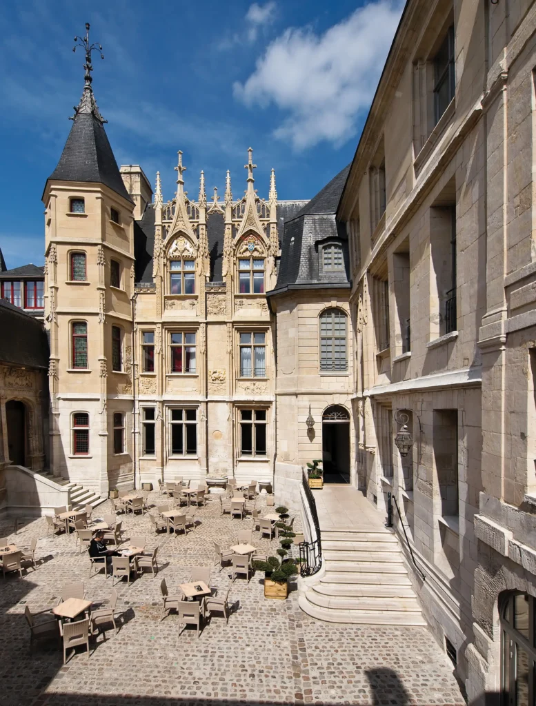 Façade intérieure de l'hôtel Bourgtheroulde, lieu partenaire du Groupe Silam.