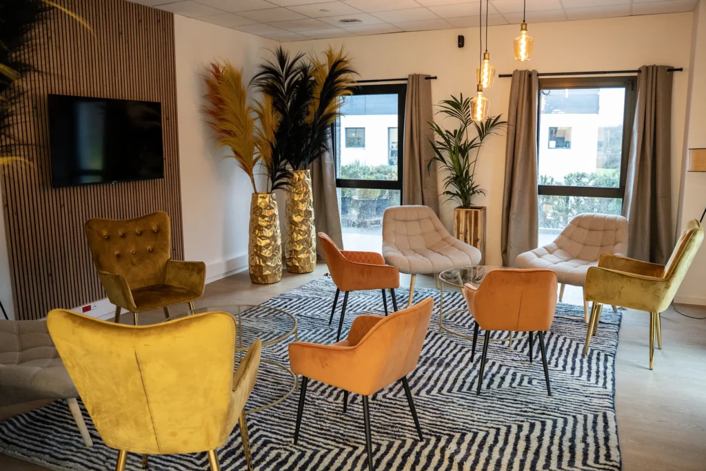 Salon de Silam Gallery, lieu crée par notre agence événementielle en Normandie.