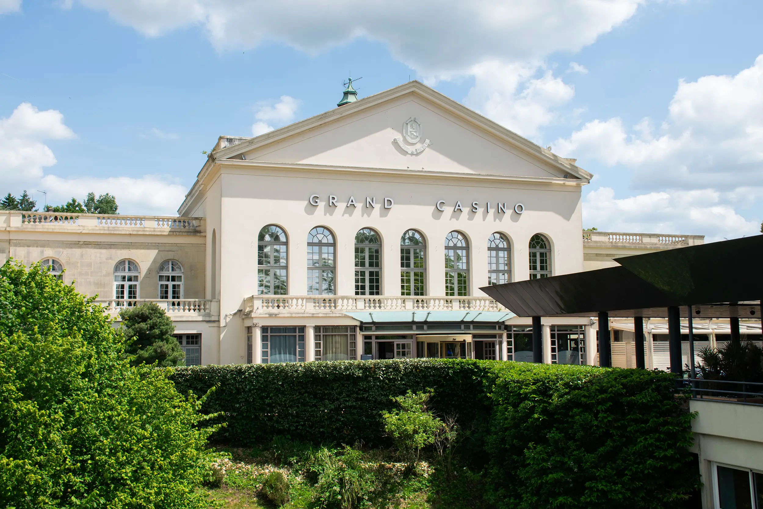 Façade du casino de Forges-les-Eaux, lieu partenaire du Groupe Silam.