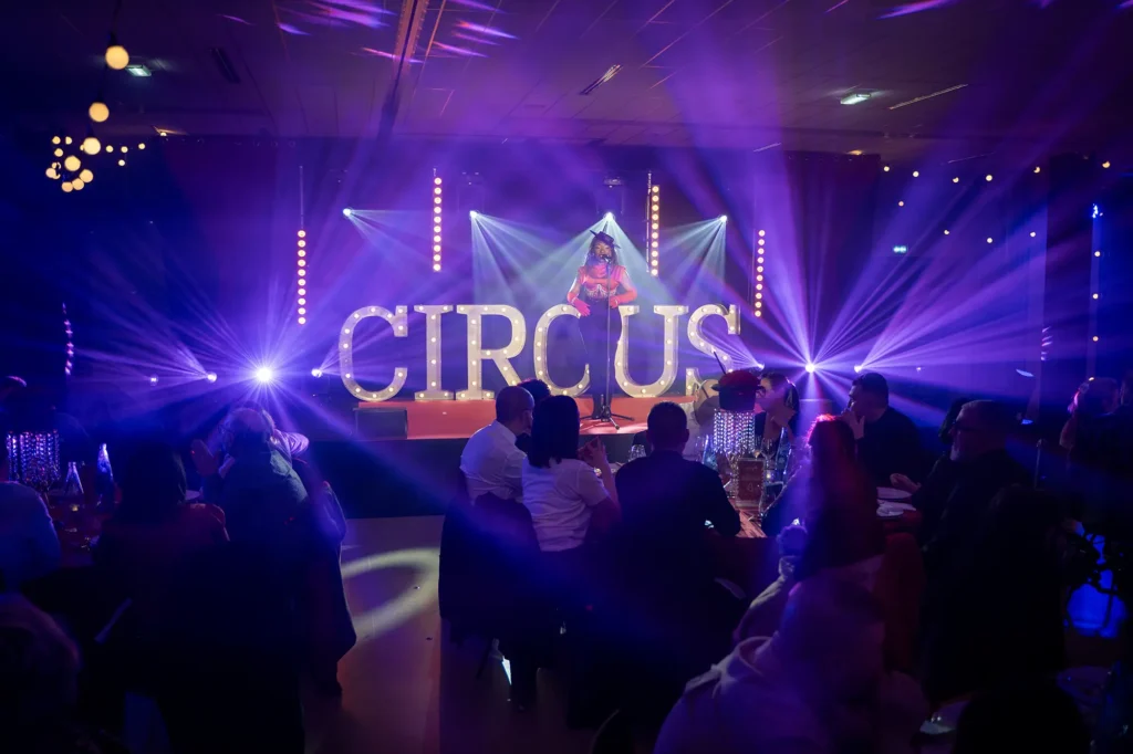 Événement circus au Carré des Docks du Havre organisé par le Groupe Silam, agence événementielle à Rouen.