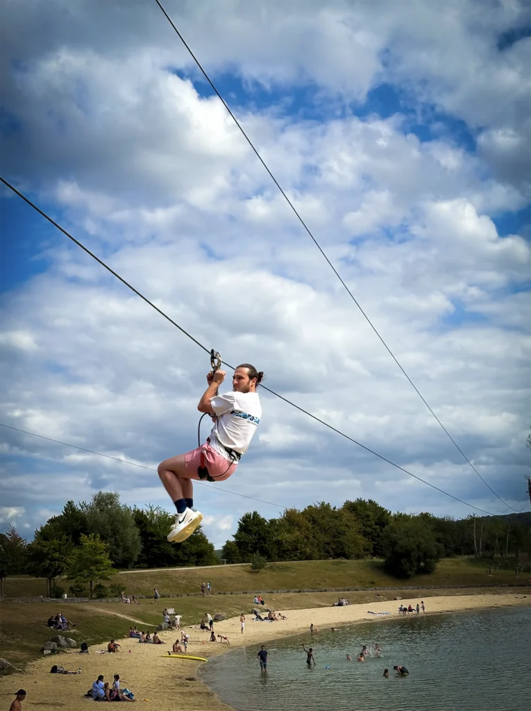 Tyrolienne à la base de loisirs de Jumièges - Le Mesnil, lieu partenaire du Groupe Silam.